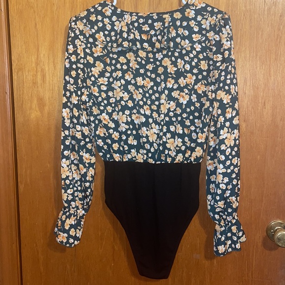 •SHEIN•NWB GORGEOUS GREEN RUFFLE DEEP-V YELLOW FLORAL BODYSUIT SIZE MEDIUM - Picture 6 of 9